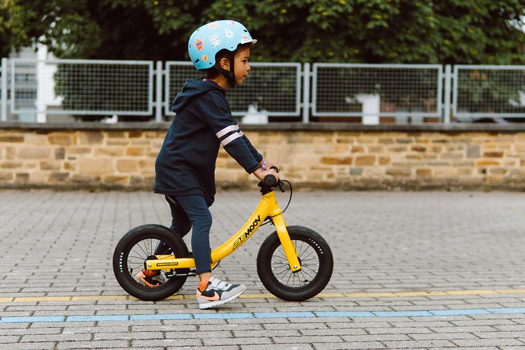 Apprendre à faire du vélo mobilise un grand nombre de compétences simultanément pour un enfant