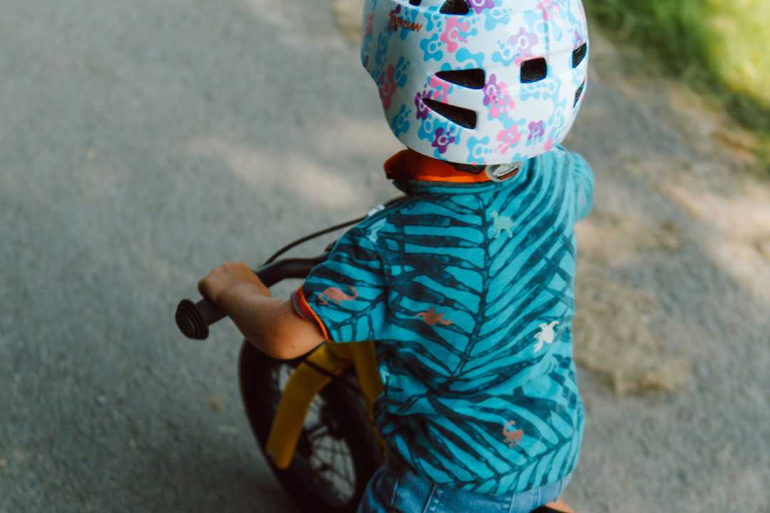 Comment apprendre aux enfants à distinguer le frein avant du frein arrière en vélo ?